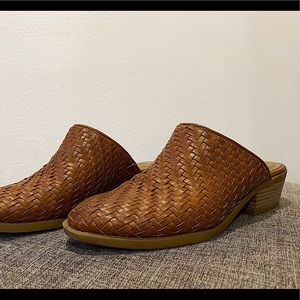 size 6 brown woven slip on shoes